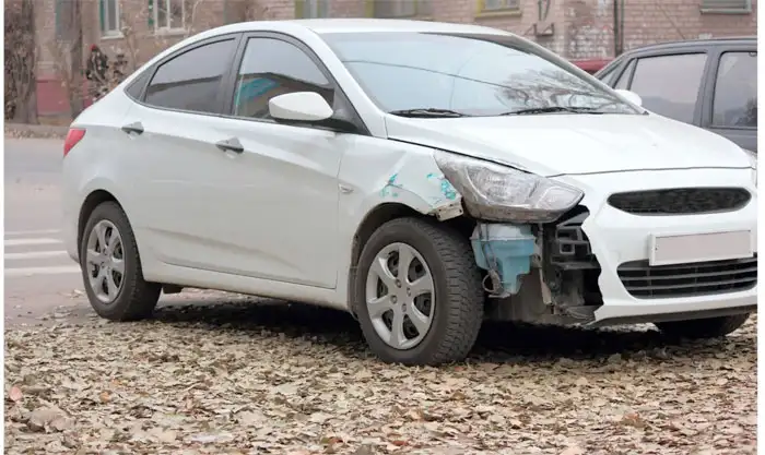 Weiße Limousine mit Motorschaden in Aurich